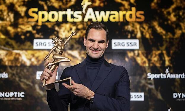 Ein strahlender Roger Federer freut sich über die Auszeichnung zum besten Schweizer Sportler der letzten 70 Jahre