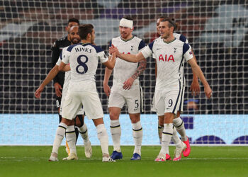 LONDON, ENGLAND - OCTOBER 22: Gareth Bale of Tottenham Hotspur celebrates with Harry Winks of Tottenham Hotspur after their sides second goal, an own goal scored by Andres Andrade of LASK(not pictured) during the UEFA Europa League Group J stage match between Tottenham Hotspur and LASK at Tottenham Hotspur Stadium on October 22, 2020 in London, England. Sporting stadiums around the UK remain under strict restrictions due to the Coronavirus Pandemic as Government social distancing laws prohibit fans inside venues resulting in games being played behind closed doors. (Photo by Catherine Ivill/Getty Images)