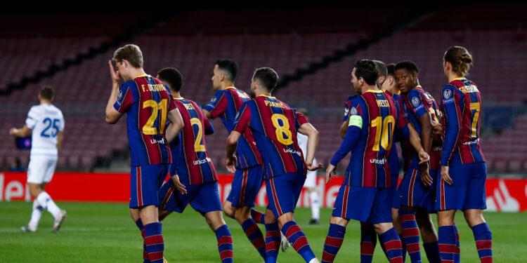 BARCELONA, SPAIN - NOVEMBER 04: Lionel Messi of Barcelona celebrates with his team mates after scoring his sides first goal from the penalty spot during the UEFA Champions League Group G stage match between FC Barcelona and Dynamo Kyiv at Camp Nou on November 04, 2020 in Barcelona, Spain. (Photo by Eric Alonso/Getty Images)