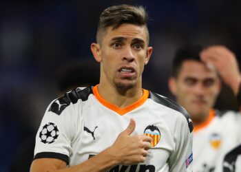 LONDON, ENGLAND - SEPTEMBER 17:  Gabriel Paulista of Valencia acknowledges the fans after the UEFA Champions League group H match between Chelsea FC and Valencia CF at Stamford Bridge on September 17, 2019 in London, United Kingdom. (Photo by Richard Heathcote/Getty Images)
