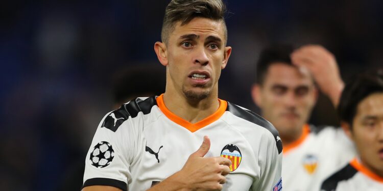 LONDON, ENGLAND - SEPTEMBER 17:  Gabriel Paulista of Valencia acknowledges the fans after the UEFA Champions League group H match between Chelsea FC and Valencia CF at Stamford Bridge on September 17, 2019 in London, United Kingdom. (Photo by Richard Heathcote/Getty Images)