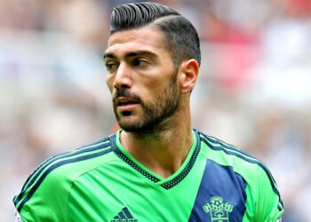 NEWCASTLE, UNITED KINGDOM - AUGUST 09: Graziano Pelle of Southampton during the Barclays Premier League match between Newcastle United and Southampton at St James' Park on August 09, 2015 in Newcastle upon Tyne, England. (Photo by Ian Horrocks/Getty Images)
