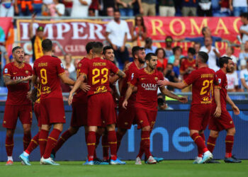 ROME, ITALY - SEPTEMBER 15:  AS Roma players celebrate after the opening goal scored by Bryan Cristante during the Serie A match between AS Roma and US Sassuolo at Stadio Olimpico on September 15, 2019 in Rome, Italy.  (Photo by Paolo Bruno/Getty Images)