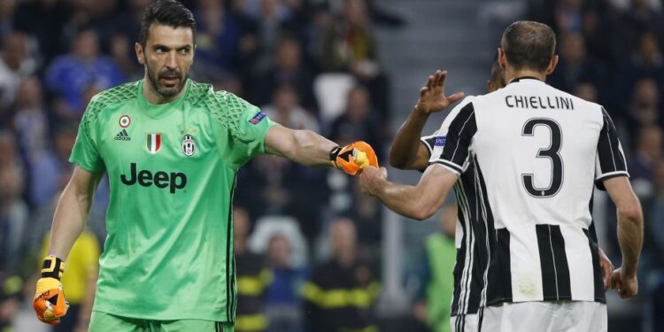 Juventus' goalkeeper from Italy Gianluigi Buffon (L) congratulates Juventus' defender from Italy Giorgio Chiellini during the UEFA Champions League quarter final first leg football match Juventus vs Barcelona, on April 11, 2017 at the Juventus stadium in Turin.  / AFP PHOTO / Marco BERTORELLO