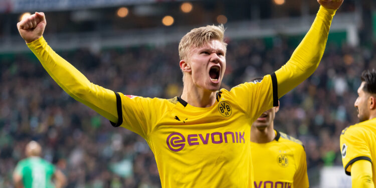 BREMEN, GERMANY - FEBRUARY 22: (BILD ZEITUNG OUT) Erling Haaland of Borussia Dortmund celebrates after scoring his team's second goal during the Bundesliga match between SV Werder Bremen and Borussia Dortmund at Wohninvest Weserstadion on February 22, 2020 in Bremen, Germany. (Photo by Max Maiwald/DeFodi Images via Getty Images)