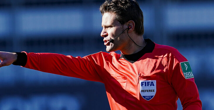 13 February 2021, Baden-Wuerttemberg, Sandhausen: Football: 2. Bundesliga, SV Sandhausen - Karlsruher SC, Matchday 21, Hardtwaldstadion. Referee Felix Brych gestures. Photo: Uwe Anspach/dpa - IMPORTANT NOTE: In accordance with the regulations of the DFL Deutsche Fußball Liga and/or the DFB Deutscher Fußball-Bund, it is prohibited to use or have used photographs taken in the stadium and/or of the match in the form of sequence pictures and/or video-like photo series.