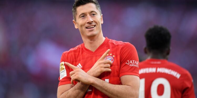 MUNICH, GERMANY - OCTOBER 26: Robert Lewandowski of FC Bayern Munich celebrates after scoring his team's second goal during the Bundesliga match between FC Bayern Muenchen and 1. FC Union Berlin at Allianz Arena on October 26, 2019 in Munich, Germany. (Photo by Sebastian Widmann/Bongarts/Getty Images)