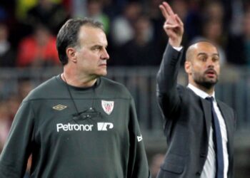 FILE PHOTO: Barcelona's coach Pep Guardiola (R) and Athletic Bilbao's coach Marcelo Bielsa react during their Spanish First division soccer league match at Camp Nou stadium in Barcelona, March 31, 2012. REUTERS/Albert Gea/File Photo