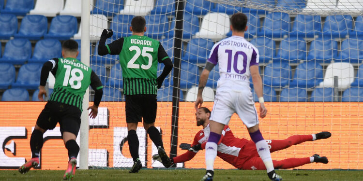 REGGIO NELL'EMILIA, ITALY - APRIL 17: Domenico Berardi of U.S. Sassuolo Calcio scores a penalty past Bartlomiej Dragowski of ACF Fiorentina for his team's first goal during the Serie A match between US Sassuolo  and ACF Fiorentina at Mapei Stadium - Citta del Tricolore on April 17, 2021 in Reggio nell'Emilia, Italy. Sporting stadiums around Italy remain under strict restrictions due to the Coronavirus Pandemic as Government social distancing laws prohibit fans inside venues resulting in games being played behind closed doors. (Photo by Alessandro Sabattini/Getty Images)