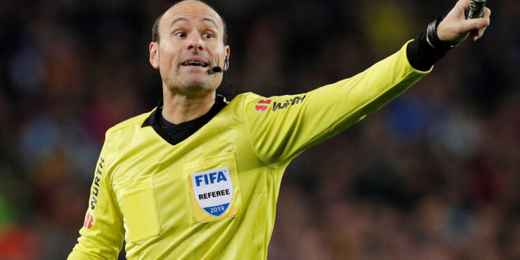 Soccer Football - Copa del Rey - Semi Final First Leg - FC Barcelona v Real Madrid - Camp Nou, Barcelona, Spain - February 6, 2019  Referee Antonio Miguel Mateu Lahoz gestures during the match   REUTERS/Albert Gea