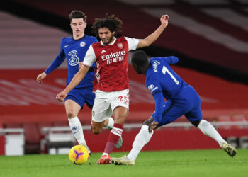 LONDON, ENGLAND - DECEMBER 26: Mohamed Elneny of Arsenal passes the ball under pressure from Mason Mount and N'Golo Kante of Chelsea during the Premier League match between Arsenal and Chelsea at Emirates Stadium on December 26, 2020 in London, England. (Photo by David Price/Arsenal FC via Getty Images)