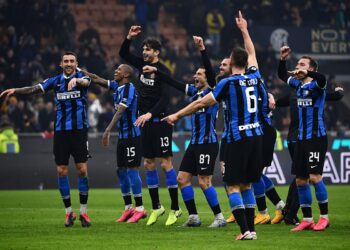 Inter Milan's team celebrates at the end of the Italian Serie A football match Inter Milan vs AC Milan on February 9, 2020 at the San Siro stadium in Milan. (Photo by MARCO BERTORELLO / AFP)