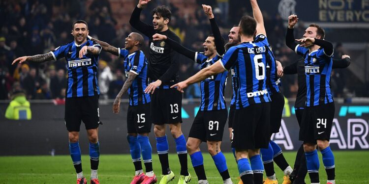 Inter Milan's team celebrates at the end of the Italian Serie A football match Inter Milan vs AC Milan on February 9, 2020 at the San Siro stadium in Milan. (Photo by MARCO BERTORELLO / AFP)