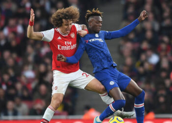 LONDON, ENGLAND - DECEMBER 29: David Luiz of Arsenal challenges Tammy Abraham of Chelsea during the Premier League match between Arsenal FC and Chelsea FC at Emirates Stadium on December 29, 2019 in London, United Kingdom. (Photo by David Price/Arsenal FC via Getty Images)