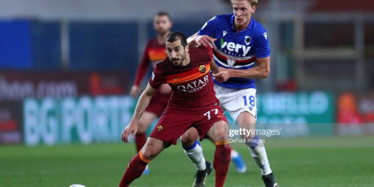 GENOA, ITALY - MAY 02: (BILD ZEITUNG OUT) Henrikh Mkhitaryan of AS Roma and Morten Thorsby of UC Sampdoria battle for the ball during the Serie A match between UC Sampdoria and AS Roma at Stadio Luigi Ferraris on May 2, 2021 in Genoa, Italy. (Photo by Sportinfoto/DeFodi Images via Getty Images)