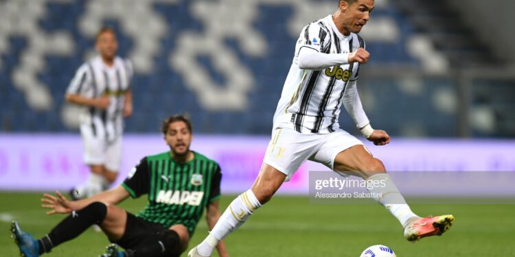REGGIO NELL'EMILIA, ITALY - MAY 12: Cristiano Ronaldo of Juventus runs with the ball during the Serie A match between US Sassuolo and Juventus at Mapei Stadium - Città del Tricolore on May 12, 2021 in Reggio nell'Emilia, Italy. Sporting stadiums around Italy remain under strict restrictions due to the Coronavirus Pandemic as Government social distancing laws prohibit fans inside venues resulting in games being played behind closed doors.  (Photo by Alessandro Sabattini/Getty Images)