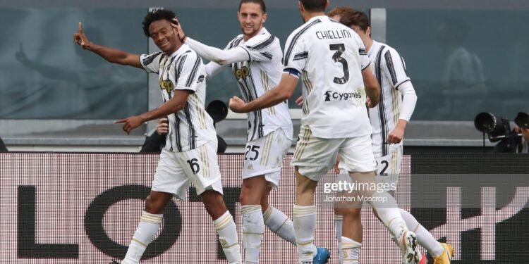 TURIN, ITALY - MAY 15: Juan Cuadrado of Juventus celebrates with team mates after scoring to give the side a 2-1 lead during the Serie A match between Juventus and FC Internazionale at Allianz Stadium on May 15, 2021 in Turin, Italy. Sporting stadiums around Italy remain under strict restrictions due to the Coronavirus Pandemic as Government social distancing laws prohibit fans inside venues resulting in games being played behind closed doors. (Photo by Jonathan Moscrop/Getty Images)