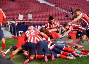 MADRID, SPAIN - MAY 16: The Atletico de Madrid team celebrate after Luis Suarez (obscured) scores their second goal during the La Liga Santander match between Atletico de Madrid and C.A. Osasuna at Estadio Wanda Metropolitano on May 16, 2021 in Madrid, Spain. Sporting stadiums around Spain remain under strict restrictions due to the Coronavirus Pandemic as Government social distancing laws prohibit fans inside venues resulting in games being played behind closed doors.  (Photo by Denis Doyle/Getty Images)