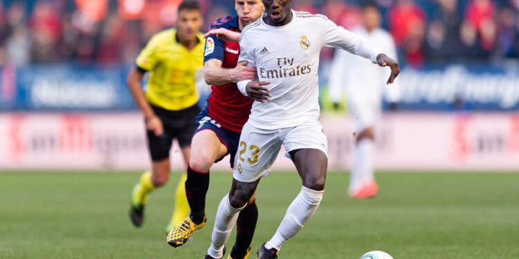 PAMPLONA, SPAIN - FEBRUARY 09: (BILD ZEITUNG OUT) Darko of CA Osasuna and Ferland Mendy of Real Madrid battle for the ball during the Liga match between CA Osasuna and Real Madrid CF at El Sadar Stadium on February 09, 2020 in Pamplona, Spain. (Photo by Alejandro/DeFodi Images via Getty Images)