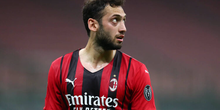 Ac Milan - Cagliari Calcio Hakan Calhanoglu of Ac Milan looks on during the Serie A match between Ac Milan and Cagliari Calcio. Milano Stadio Giuseppe Meazza Italy Copyright: xMarcoxCanonierox