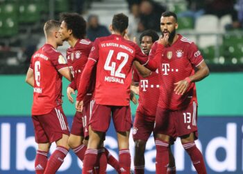 BREMEN, GERMANY - AUGUST 25: Eric Maxim Choupo-Moting of FC Bayern Muenchen celebrates with Jamal Musiala and teammates after scoring their team's first goal during the DFB Cup first round match between Bremer SV and Bayern Munchen at Wohninvest Weserstadion on August 25, 2021 in Bremen, Germany. (Photo by Joern Pollex/Getty Images)