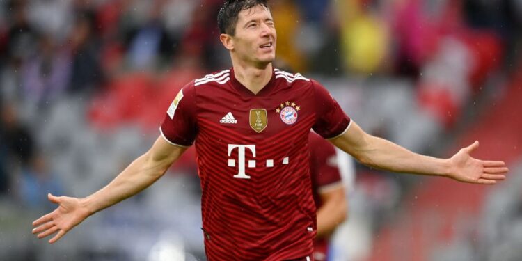 MUNICH, GERMANY - AUGUST 28: Robert Lewandowski of FC Bayern Muenchen celebrates after scoring their sides second goal  during the Bundesliga match between FC Bayern München and Hertha BSC at Allianz Arena on August 28, 2021 in Munich, Germany. (Photo by Matthias Hangst/Getty Images)