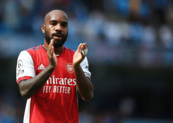 Football - Premier League - Manchester City v Arsenal 28th August 2021 - Premier League - Manchester City v Arsenal - Alexandre Lacazette of Arsenal applauds the fans after the match - Photo: Simon Stacpoole / Offside. Manchester UK *** Fußball Premier League Manchester City gegen Arsenal 28. August 2021 Premier League Manchester City gegen Arsenal Alexandre Lacazette von Arsenal applaudiert den Fans nach dem Spiel Foto Simon Stacpoole Abseits Manchester UK PUBLICATIONxINxGERxSUIxAUTxONLY Copyright: xSimonxStacpoolexOffside