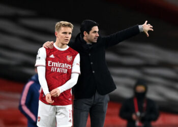 LONDON, ENGLAND - JANUARY 30: Mikel Arteta, Manager of Arsenal gives Martin Odegaard of Arsenal instructions before coming on for his debut during the Premier League match between Arsenal and Manchester United at Emirates Stadium on January 30, 2021 in London, England. Sporting stadiums around the UK remain under strict restrictions due to the Coronavirus Pandemic as Government social distancing laws prohibit fans inside venues resulting in games being played behind closed doors. (Photo by Shaun Botterill/Getty Images)