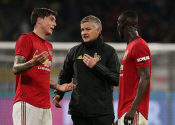 PERTH, AUSTRALIA - JULY 17: Ole Gunnar Solskjaer manager of Manchester United talks with Victor Lindelof and Eric Bailly as players walk from the field at half time during a pre-season friendly match between Manchester United and Leeds United at Optus Stadium on July 17, 2019 in Perth, Australia. (Photo by Paul Kane/Getty Images)