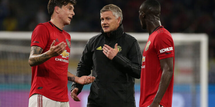 PERTH, AUSTRALIA - JULY 17: Ole Gunnar Solskjaer manager of Manchester United talks with Victor Lindelof and Eric Bailly as players walk from the field at half time during a pre-season friendly match between Manchester United and Leeds United at Optus Stadium on July 17, 2019 in Perth, Australia. (Photo by Paul Kane/Getty Images)
