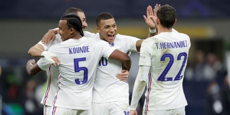 MILAN, ITALY - OCTOBER 10: Karim Benzema of France, Kylian Mbappe of France, Jules Kounde of France, Theo Hernandez of France celebrating the victory  during the  UEFA Nations league match between Spain  v France  at the San Siro on October 10, 2021 in Milan Italy (Photo by David S. Bustamante/Soccrates/Getty Images)