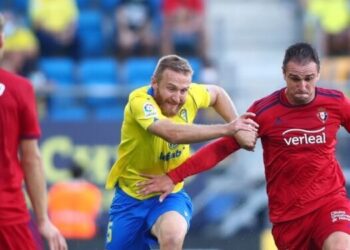 CADIZ, SPAIN - AUGUST 29: Kike of CA Osasuna battles for possession with Varazdat Haroyan of Cadiz CF  during the La Liga Santander match between Cadiz CF and CA Osasuna at Estadio Nuevo Mirandilla on August 29, 2021 in Cadiz, Spain. (Photo by Fran Santiago/Getty Images)