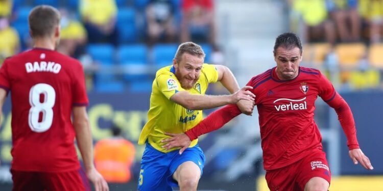 CADIZ, SPAIN - AUGUST 29: Kike of CA Osasuna battles for possession with Varazdat Haroyan of Cadiz CF  during the La Liga Santander match between Cadiz CF and CA Osasuna at Estadio Nuevo Mirandilla on August 29, 2021 in Cadiz, Spain. (Photo by Fran Santiago/Getty Images)