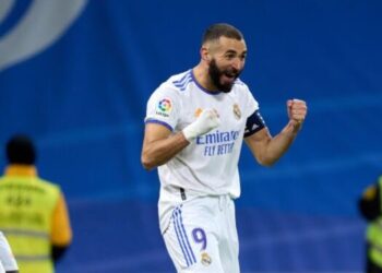 MADRID, SPAIN - NOVEMBER 06: Karim Benzema of Real Madrid celebrates after scoring their team's second goal during the La Liga Santander match between Real Madrid CF and Rayo Vallecano at Estadio Santiago Bernabeu on November 06, 2021 in Madrid, Spain. (Photo by Angel Martinez/Getty Images)