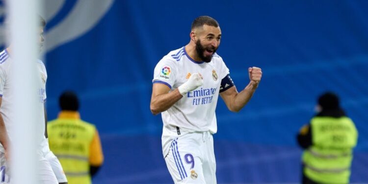 MADRID, SPAIN - NOVEMBER 06: Karim Benzema of Real Madrid celebrates after scoring their team's second goal during the La Liga Santander match between Real Madrid CF and Rayo Vallecano at Estadio Santiago Bernabeu on November 06, 2021 in Madrid, Spain. (Photo by Angel Martinez/Getty Images)