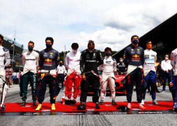 SPIELBERG, AUSTRIA - JUNE 27: Pierre Gasly of France and Scuderia AlphaTauri, Sebastian Vettel of Germany and Aston Martin F1 Team, Sergio Perez of Mexico and Red Bull Racing, Carlos Sainz of Spain and Ferrari, Yuki Tsunoda of Japan and Scuderia AlphaTauri, Lewis Hamilton of Great Britain and Mercedes GP, Max Verstappen of Netherlands and Red Bull Racing, Daniel Ricciardo of Australia and McLaren F1 and Lando Norris of Great Britain and McLaren F1 stand for the national anthem on the grid ahead of the F1 Grand Prix of Styria at Red Bull Ring on June 27, 2021 in Spielberg, Austria. (Photo by Dan Istitene - Formula 1/Formula 1 via Getty Images)