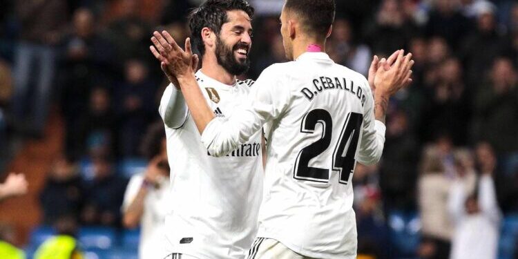 Real Madrid s Francisco Alarcon Isco (L) and Dani Ceballos (R) celebrate goal during La Liga match between Real Madrid and SD Huesca at Santiago Bernabeu Stadium in Madrid, Spain. March 31, 2019. PUBLICATIONxINxGERxSUIxAUTxPOLxDENxNORxSWExONLY (201903310239)