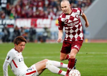 Soccer Football - Tokyo 2020 Olympics Test Event - Emperor's Cup Final -  Vissel Kobe v Kashima Antlers - National Stadium, Tokyo, Japan - January 1, 2020. Vissel Kobe's Andres Iniesta in action with Kashima Antlers' Misao Kento.  REUTERS/Issei Kato