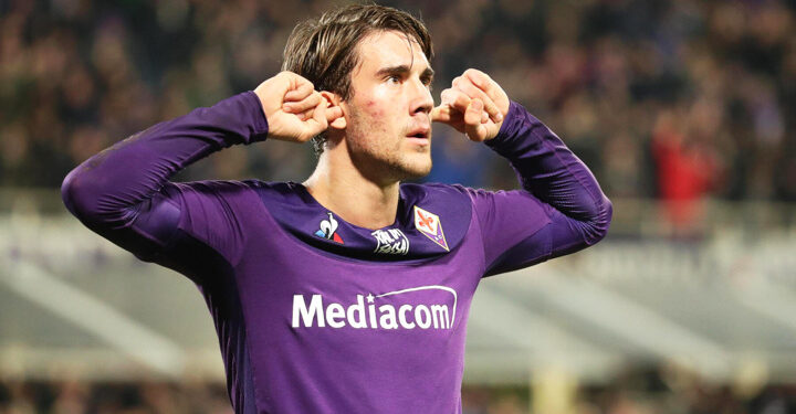 epa08074519 Fiorentina's Dusan Vlahovic reacts after scoring the 1-1 equalizer during the Italian Serie A soccer match between ACF Fiorentina and Inter Milan at the Artemio Franchi stadium in Florence, Italy, 15 December 2019.  EPA-EFE/CLAUDIO GIOVANNINI