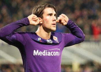 epa08074519 Fiorentina's Dusan Vlahovic reacts after scoring the 1-1 equalizer during the Italian Serie A soccer match between ACF Fiorentina and Inter Milan at the Artemio Franchi stadium in Florence, Italy, 15 December 2019.  EPA-EFE/CLAUDIO GIOVANNINI