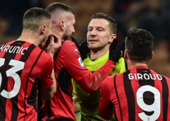 (From L) AC Milan's Bosnian midfielder Rade Krunic, AC Milan's Croatian forward Ante Rebic and AC Milan's French forward Olivier Giroud (R) react after Italian referee Marco Serra's (C) decision not to grant a goal to AC Milan, during the Italian Serie A football match between AC Milan and Spezia on January 17, 2022 at the San Siro stadium in Milan. (Photo by MIGUEL MEDINA / AFP) (Photo by MIGUEL MEDINA/AFP via Getty Images)