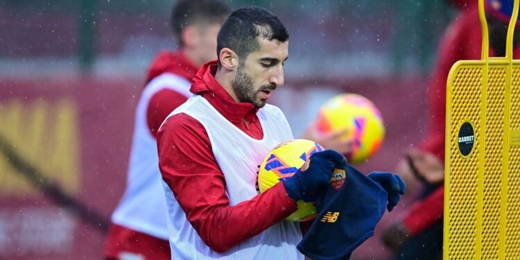 ROME, ITALY - DECEMBER 10: Henirikh Mkhitaryan of AS Roma during a training session at Centro Sportivo Fulvio Bernardini on December 10, 2021 in Rome, Italy. (Photo by Fabio Rossi/AS Roma via Getty Images)