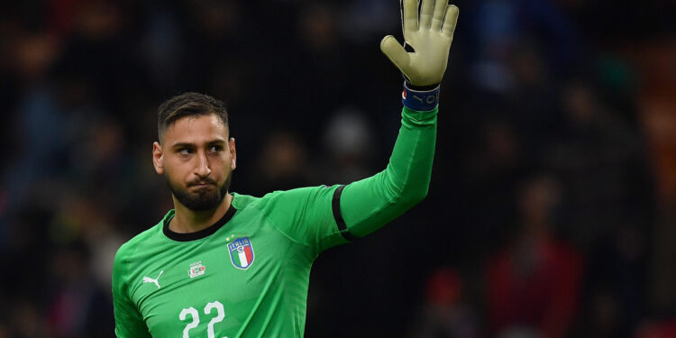 MILAN, ITALY - NOVEMBER 17: Gianluigi Donnarumma of Italy acknowledge the fans during the UEFA Nations League A group three match between Italy and Portugal at Stadio Giuseppe Meazza on November 17, 2018 in Milan, Italy. (Photo by Valerio Pennicino/Getty Images)