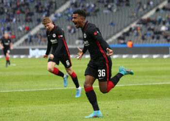 BERLIN, GERMANY - MARCH 05: Ansgar Knauff of Eintracht Frankfurt celebrates after scoring their side's first goal during the Bundesliga match between Hertha BSC and Eintracht Frankfurt at Olympiastadion on March 05, 2022 in Berlin, Germany. (Photo by Maja Hitij/Getty Images)