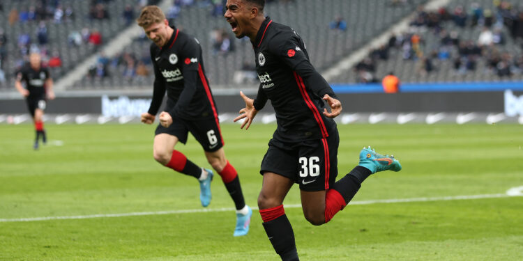 BERLIN, GERMANY - MARCH 05: Ansgar Knauff of Eintracht Frankfurt celebrates after scoring their side's first goal during the Bundesliga match between Hertha BSC and Eintracht Frankfurt at Olympiastadion on March 05, 2022 in Berlin, Germany. (Photo by Maja Hitij/Getty Images)
