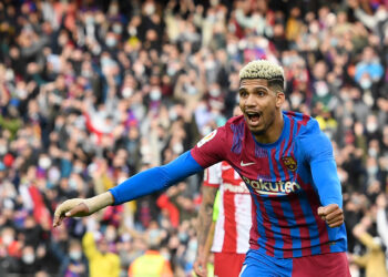 Barcelona's Uruguayan defender Ronald Araujo celebrates scoring his team's third goal during the Spanish league football match between FC Barcelona and Club Atletico de Madrid at the Camp Nou stadium in Barcelona on February 6, 2022. (Photo by Josep LAGO / AFP) (Photo by JOSEP LAGO/AFP via Getty Images)
