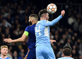 MANCHESTER, ENGLAND - APRIL 26: The ball strokes the hand of Aymeric Laporte of Manchester City leading to a penalty decision during the UEFA Champions League Semi Final Leg One match between Manchester City and Real Madrid at Etihad Stadium on April 26, 2022 in Manchester, England. (Photo by David Ramos/Getty Images)