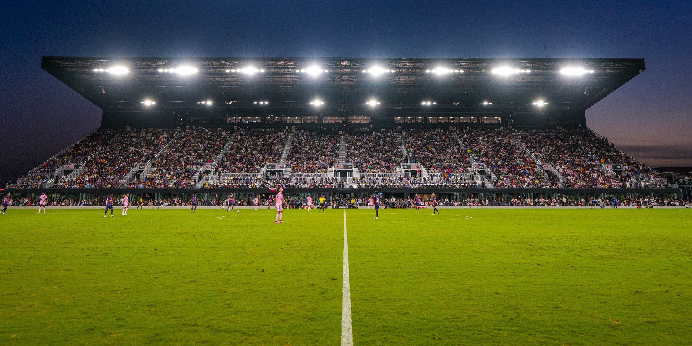 Բեքհեմի և Նևիլի որդիները մասնակցել են Բարսելոնայի դեմ խաղին — Armsport.am