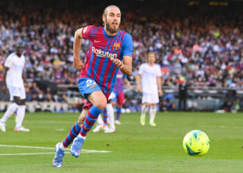 BARCELONA, SPAIN - OCTOBER 24: Oscar Mingueza of FC Barcelona runs with the ball during the La Liga Santander match between FC Barcelona and Real Madrid CF at Camp Nou on October 24, 2021 in Barcelona, Spain. (Photo by David Ramos/Getty Images)