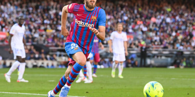 BARCELONA, SPAIN - OCTOBER 24: Oscar Mingueza of FC Barcelona runs with the ball during the La Liga Santander match between FC Barcelona and Real Madrid CF at Camp Nou on October 24, 2021 in Barcelona, Spain. (Photo by David Ramos/Getty Images)